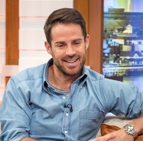 让热刺陷入一团糟？小雷就不当言论向前热刺主席道歉，并捐款认错